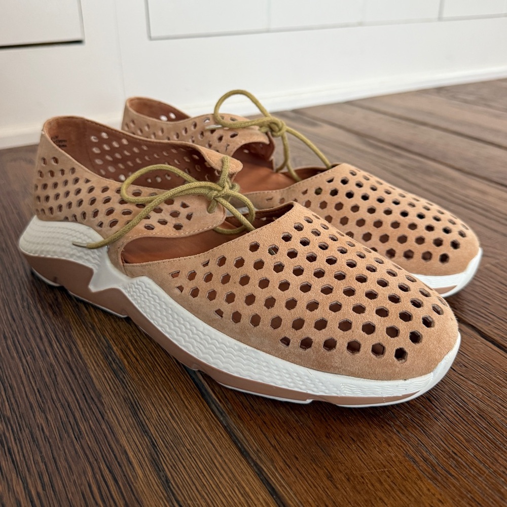 L’Amour des Pieds Himar kid suede perforated sneaker size 10
